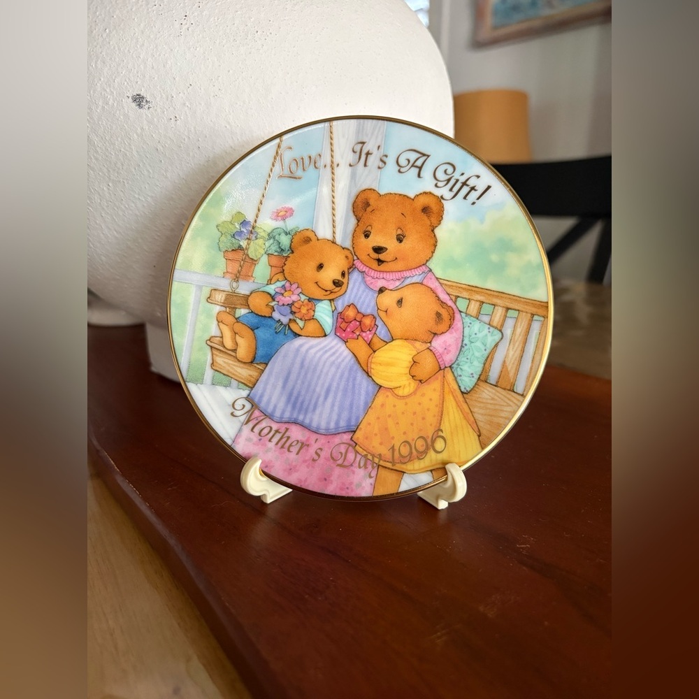 Avon Mother's Day 1996 Ceramic Plate with Gold Trim